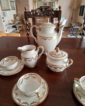 Servizio da caffè in porcellana ed oro zecchino.