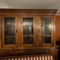 Arredi d’epoca: libreria, bancone, tavolino