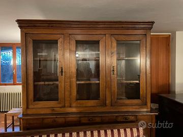 Arredi d’epoca: libreria, bancone, tavolino