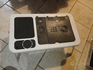 tavolo per laptop pieghevole e multifunzionale.