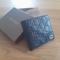 Gucci Signature Bi-Fold Wallet con portamonete. 