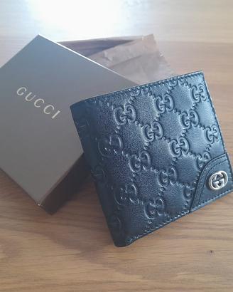 Gucci Signature Bi-Fold Wallet con portamonete. 