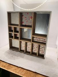 Scaffale shabby con vani, specchi e cassetti flore