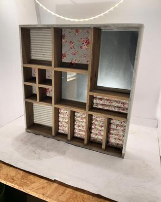 Scaffale shabby con vani, specchi e cassetti flore