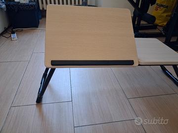 Tavolino pieghevole regolabile in legno chiaro