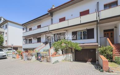 VILLETTA BIFAMILIARE A SCHIERA CON GIARDINO E POSS