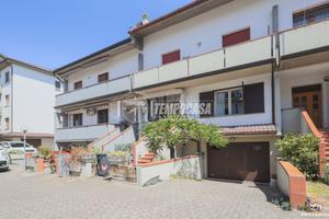 VILLETTA BIFAMILIARE A SCHIERA CON GIARDINO E POSS