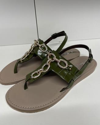 Sandalo basso infradito con accesso gioiello