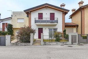 Villa di 225 m² con più di 5 locali e box auto dop