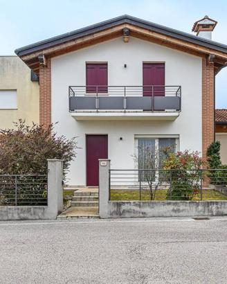 Villa di 225 m² con più di 5 locali e box auto dop