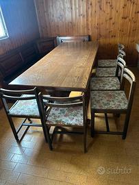 tavolo con tutti le sedie