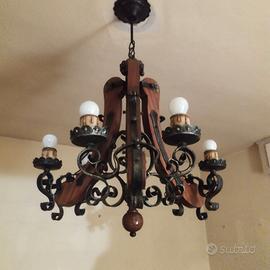 Lampadario rustico in ferro battuto e legno