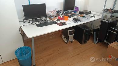 Arredamento ufficio: scrivanie angolari e armadi