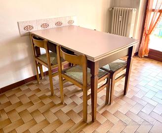 Tavolo da cucina con sedie