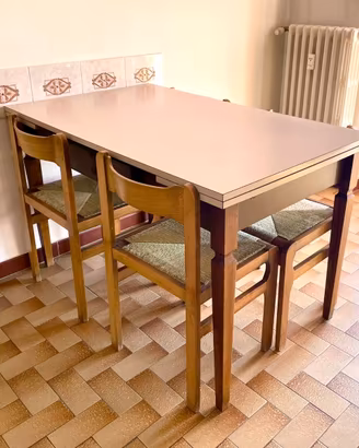 Tavolo da cucina con sedie