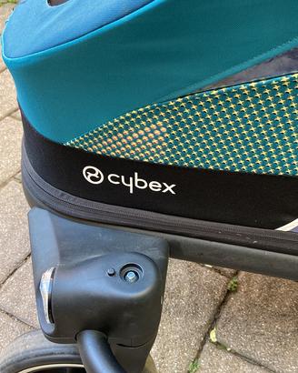 Rimorchio per bici marca Cybex.