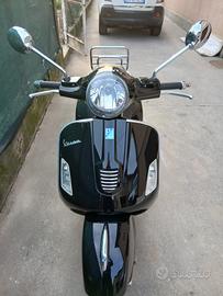 vespa 300 GTS  Nuova solo 6400 km