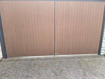 Porta a battente motorizzata