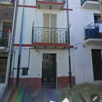 Casa ubicata in centro su più livelli