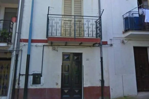 Casa ubicata in centro su più livelli