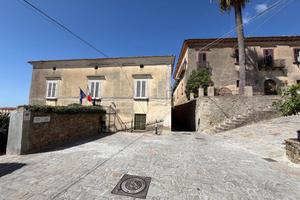 Casa indipendente di 150 m² con 5 locali e box aut