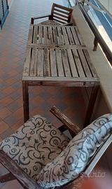  tavolo di legno con sediie