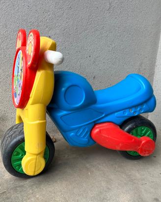 Moto cavalcabile in plastica per bambini