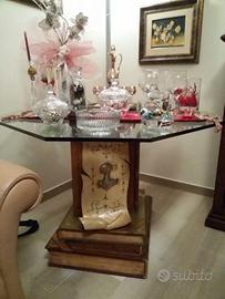 Tavolo da salotto con piano in vetro e base decora