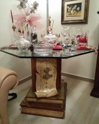 Tavolo da salotto con piano in vetro e base decora