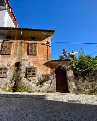 RUSTICO DA RISTRUTTURARE CON TRE CAMERE