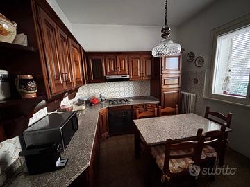 Cucina  in stile rustico-country in legno.