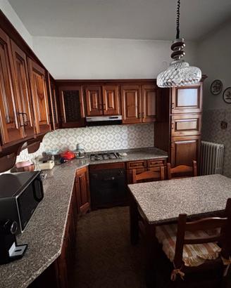 Cucina  in stile rustico-country in legno.