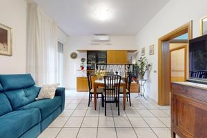 Cinquelocali con due loggie, cantina e garage.