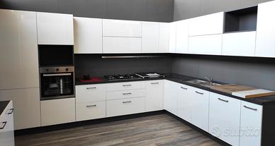 Cucina quasi 7 mt MODULABILE fine serie STOCK