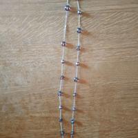 Lunga collana con filo dorato e pietre lilla