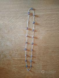 Lunga collana con filo dorato e pietre lilla