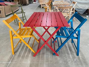 Set 1 tavolo e 2 sedie colorate pieghevoli legno