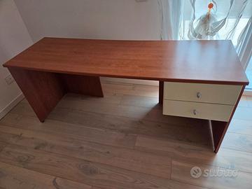 Scrivania in legno