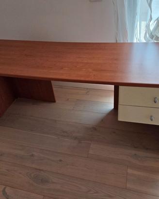 Scrivania in legno