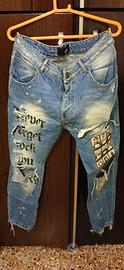 Jeans da uomo con un look audace e di tendenza. Pr