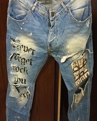 Jeans da uomo con un look audace e di tendenza. Pr