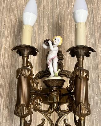 Applique in bronzo con putto in porcellana anni 50