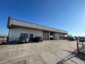 Immobile di 1000 m² con 4 locali a Dello