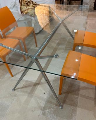 Tavolo da pranzo con piano in cristallo