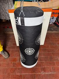 Sacco da box, pesi e guanti.