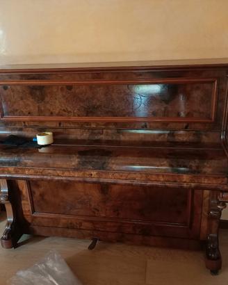 Pianoforte verticale antico 