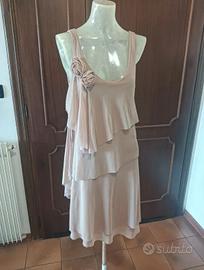 Abito con balze asimmetriche