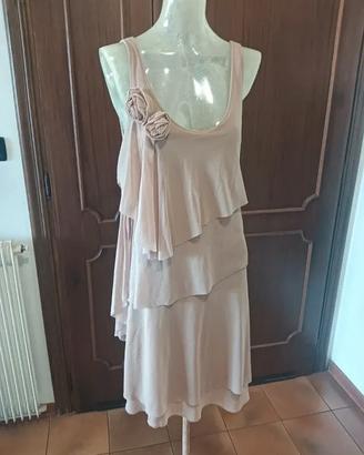 Abito con balze asimmetriche