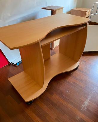 Scrivania porta PC su ruote con piano tastiera