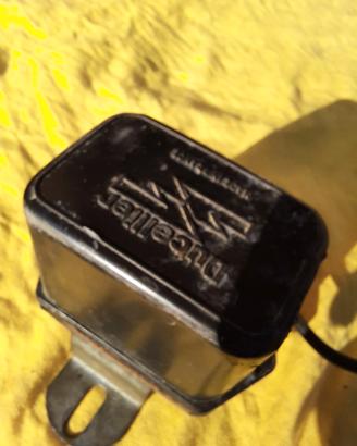 regolatore di tensione  R4 